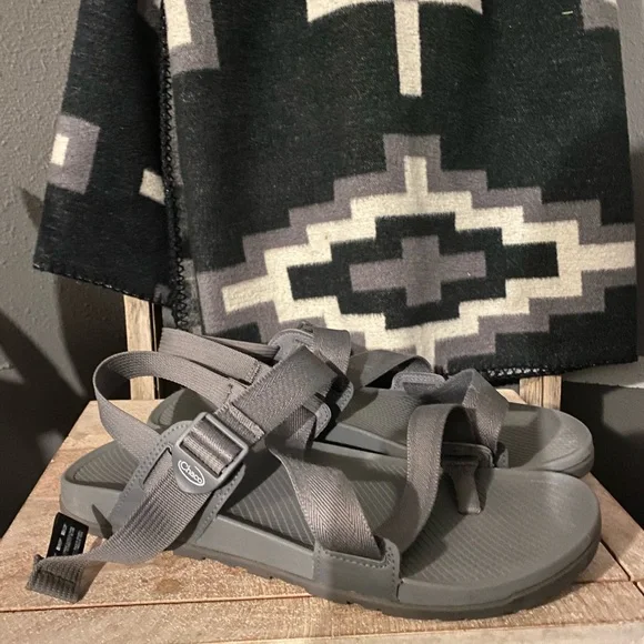 Mens 12 Gray Chaco Sandals w Toe Strap Men main image 3